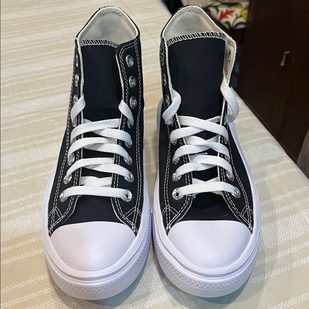 NEW Converse Chuck Taylor All Star Move 568497C Sneakers size 6 women’s - Picture 2 of 9